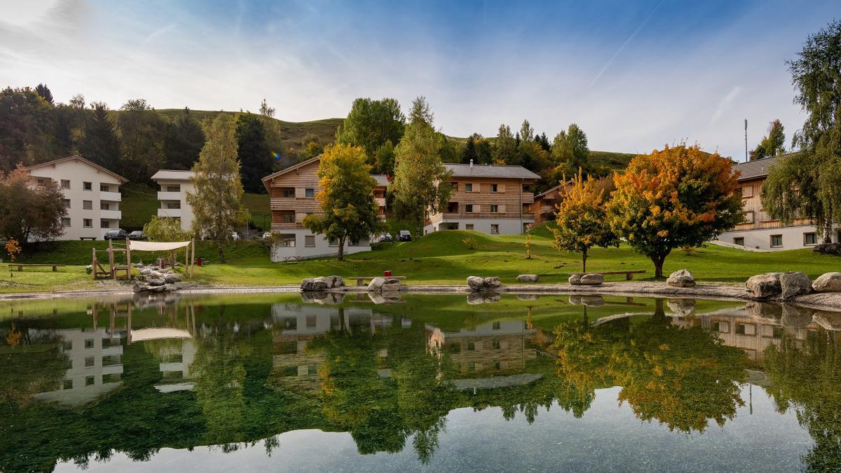 pradas-resort-badesee-im-herbst